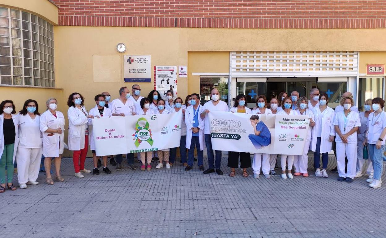 Trabajadores del centro de salud Beniopa, de Gandia, en la concentración de este viernes.