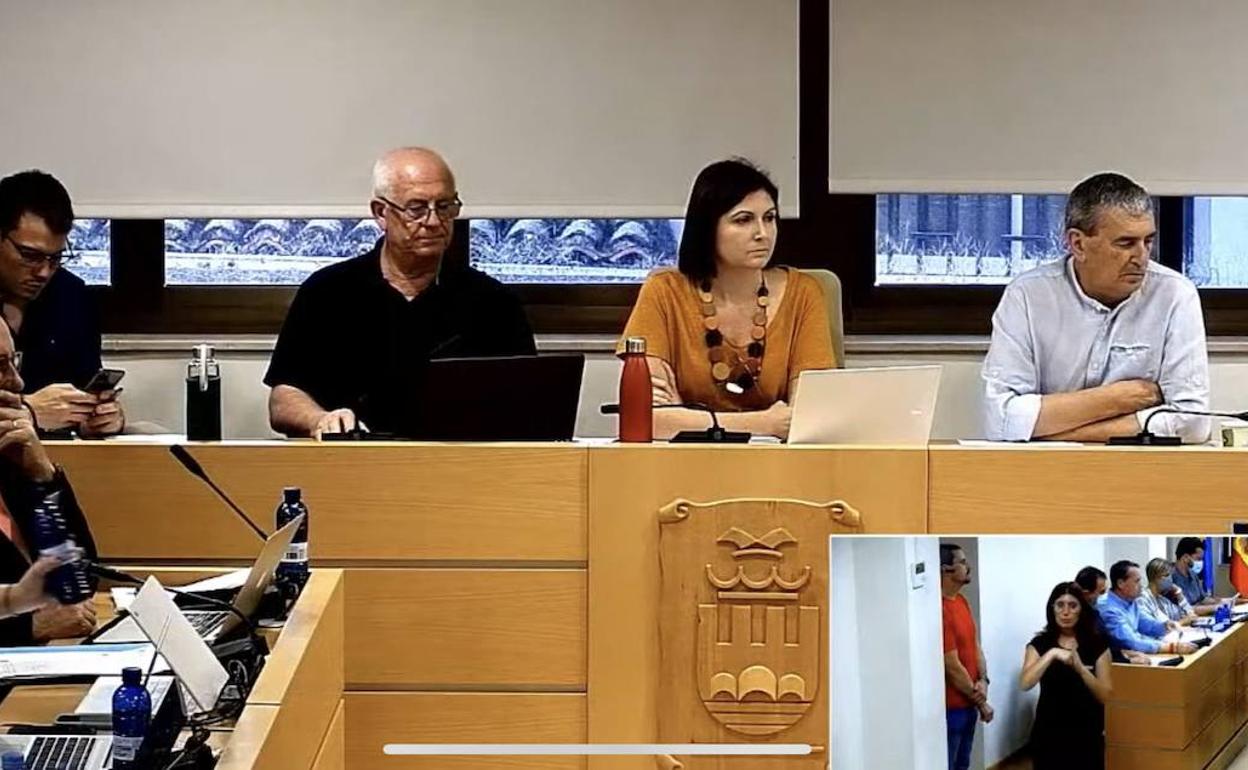 La alcaldesa, Maribel Albalat, preside el pleno, junto al portavoz de Compromís, Pep Val. 