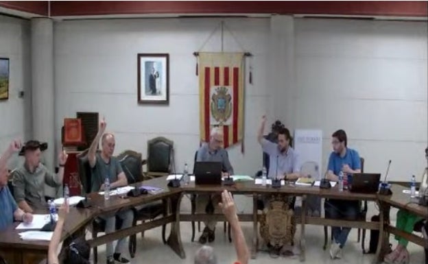 Momento de la votación en el pleno de la moción que insta a la parilización de los proyectos en el término de Albaida. 