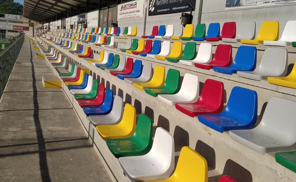 Los nuevos asientos dan variedad cromática al estadio. 