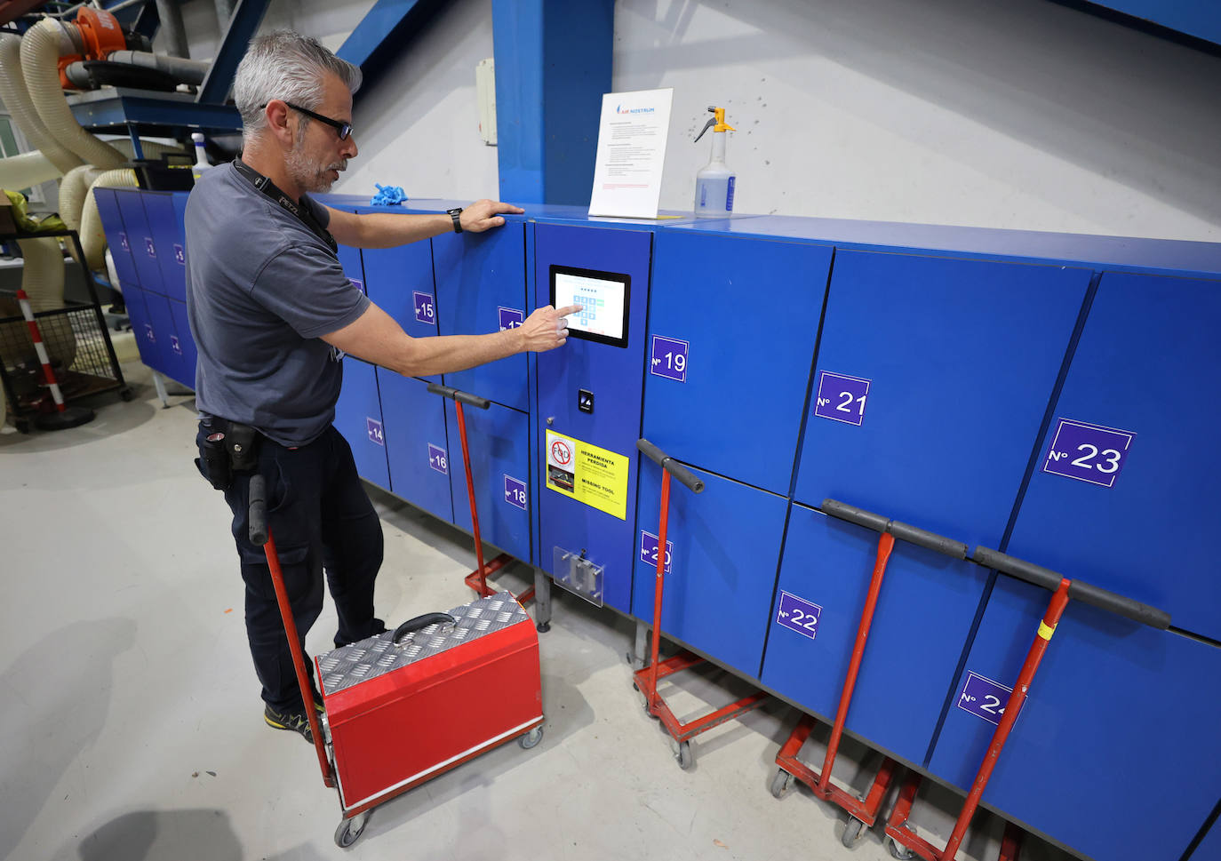 Cajas de herramientas. Uno de los mecánicos abre con su huella dactilar el armario en el que se guardan las cajas con la herramienta. Antes de guardarla ha de repasar que no falte ninguna de las piezas con las que lleva a cabo su trabajo y, del mismo modo, cuando otro operario la abra habrá de realizar otra revisión antes de comenzar a trabajar. Si detecta que algún utensilio, por pequeño que sea, no está en la caja ha de pulsar una alarma y a partir de ese momento iniciar un proceso de búsqueda de la herramienta extraviada. Cada una de ellas lleva grabado con láser un número que sirve de referencia.