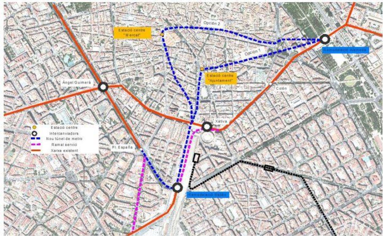 Las líneas azules marcan las dos alternativas del nuevo túnel y las estaciones. 