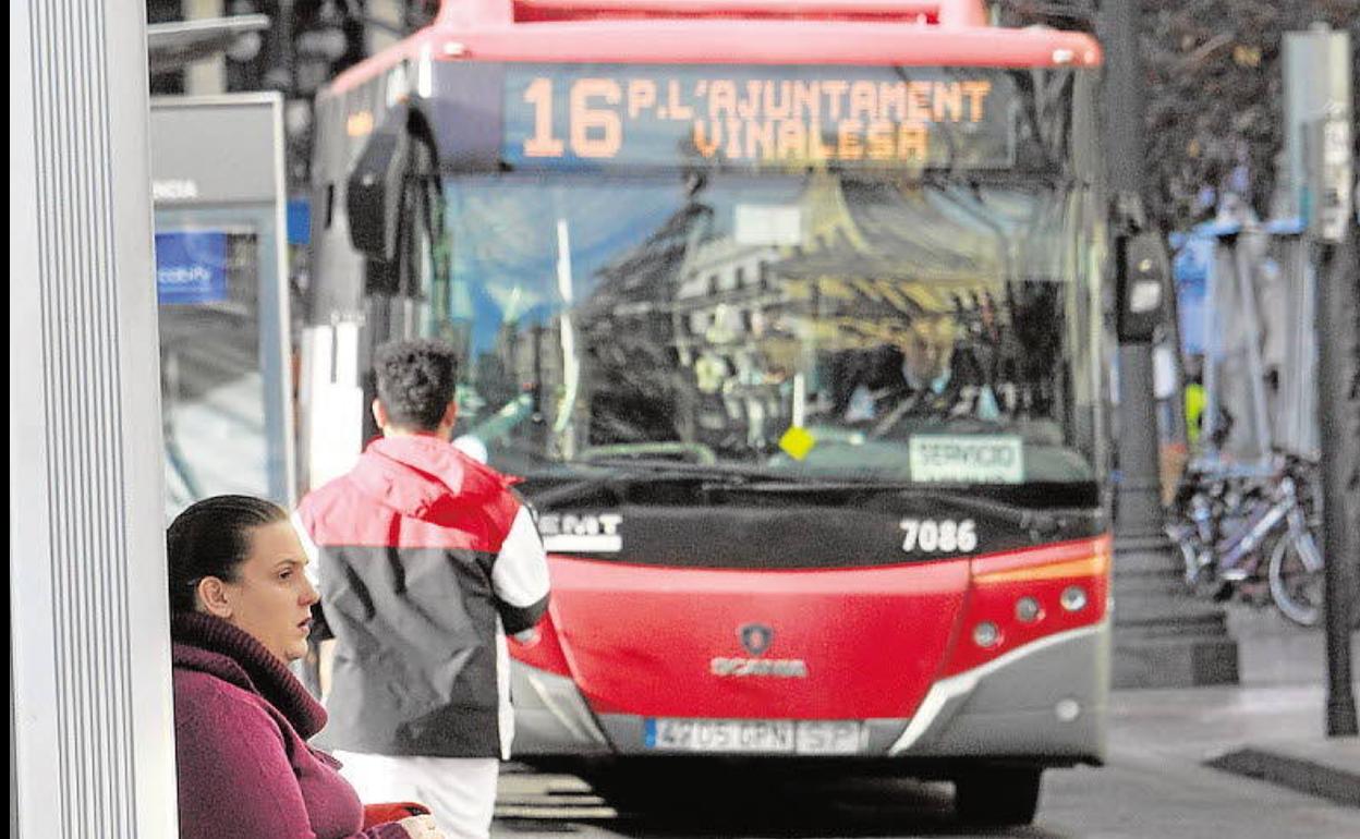 Un autobús llega a una parada de la EMT.