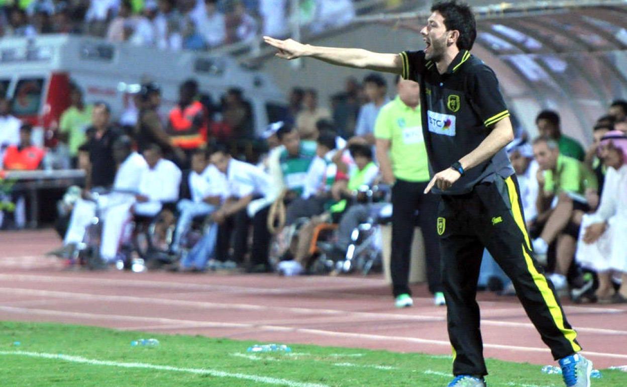 Carlos Corberán da instrucciones desde el área técnica. 