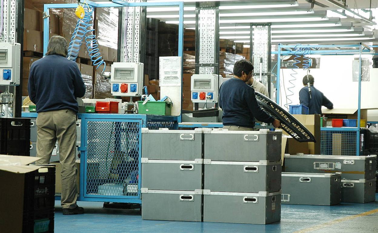 Trabajadores en un almacén. 