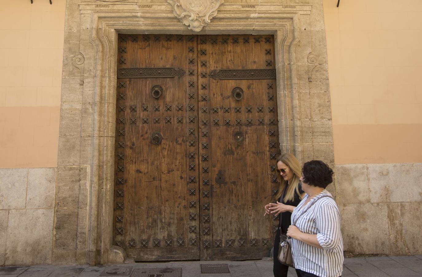 Blasones, patios de armas, columnas góticas, miradores, salones de grandes dimensiones e incluso restos de la muralla que protegía la ciudad esconden las fachadas de los palacios de la calle Caballeros.