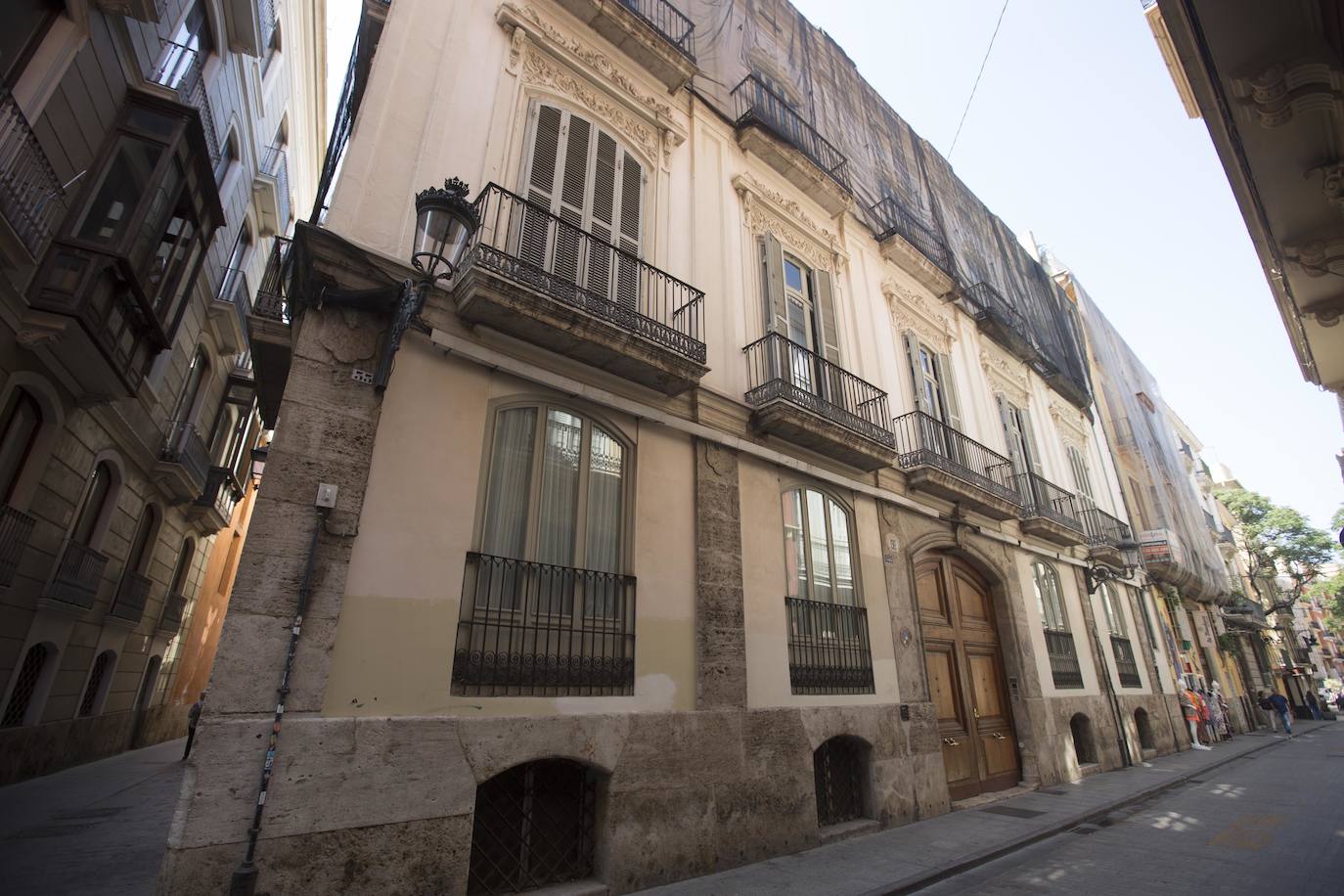 Blasones, patios de armas, columnas góticas, miradores, salones de grandes dimensiones e incluso restos de la muralla que protegía la ciudad esconden las fachadas de los palacios de la calle Caballeros.