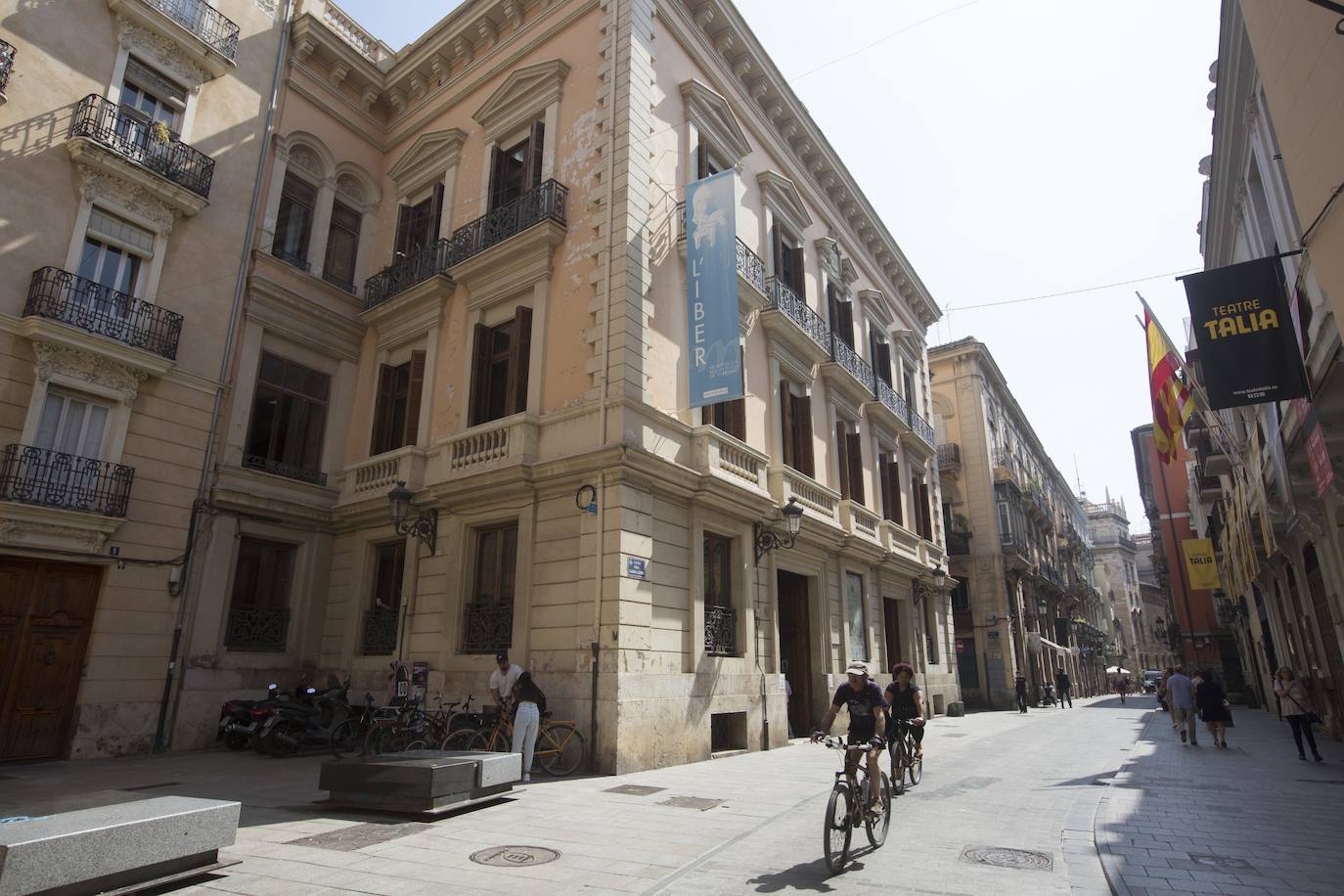 Blasones, patios de armas, columnas góticas, miradores, salones de grandes dimensiones e incluso restos de la muralla que protegía la ciudad esconden las fachadas de los palacios de la calle Caballeros.