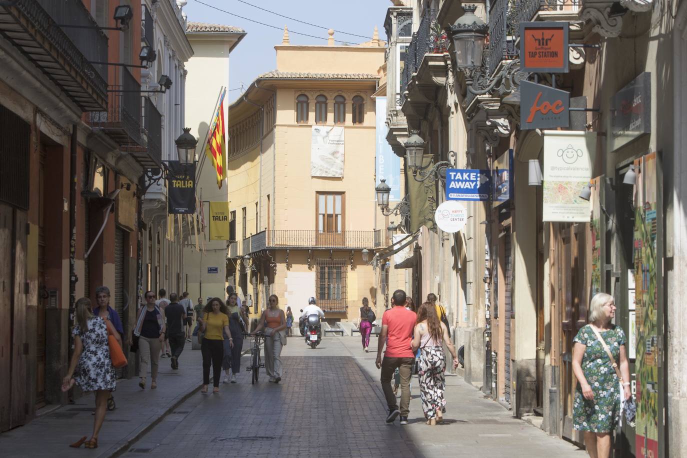 Blasones, patios de armas, columnas góticas, miradores, salones de grandes dimensiones e incluso restos de la muralla que protegía la ciudad esconden las fachadas de los palacios de la calle Caballeros.