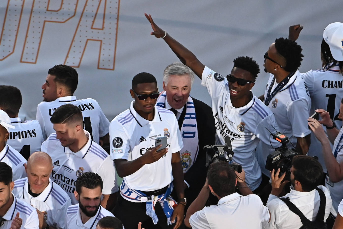 Los jugadores del Real Madrid y su técnico, Carlo Ancelotti, pletóricos de felicidad a su llegada a la Plaza de Cibeles. 