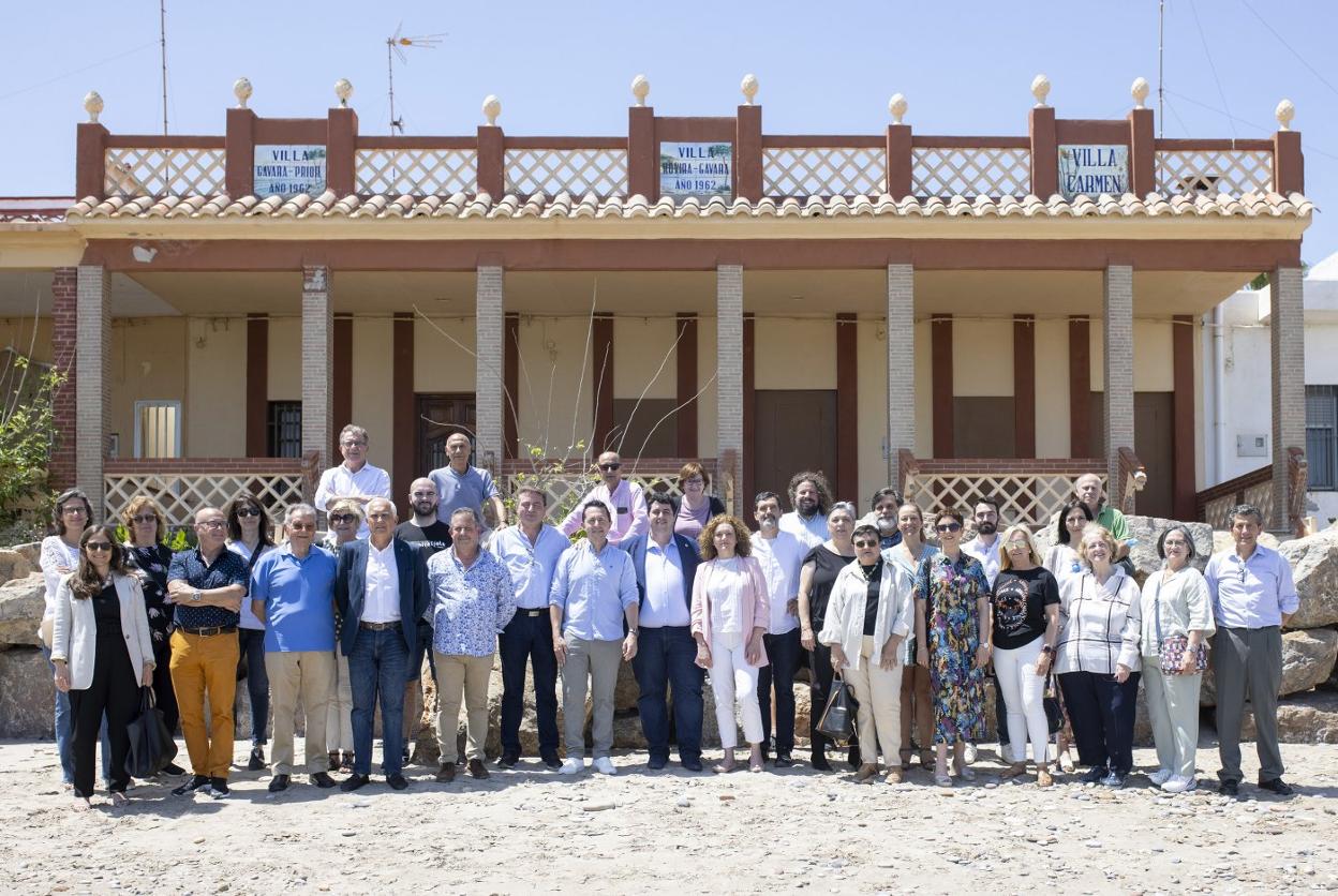 Alcaldes y representantes de asociaciones, ayer, junto al muro para proteger casas de la playa de Nules. lp