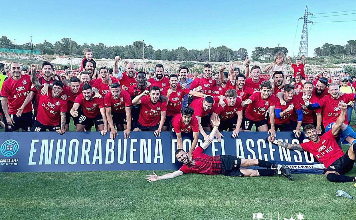 Los jugadores de La Nucía celebran sobre el césped el ascenso a Primera Federación. 