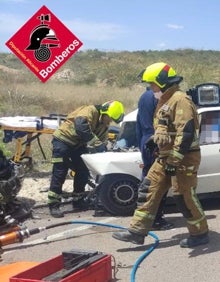 Imagen secundaria 2 - Los bomberos han tenido que liberar a uno de los heridos que había quedado atrapado. 