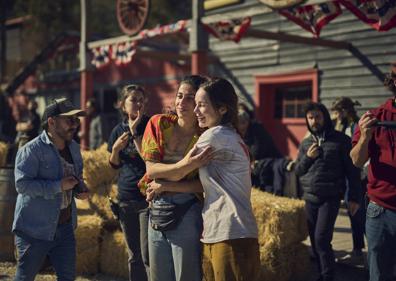 Imagen secundaria 1 - Tres imágenes del rodaje en el Fun West de El Campello.