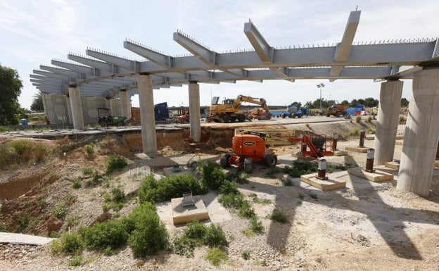 Imagen principal - Detalles del puente en construcción en la V-30 a su paso por la nueva zona de Malilla. 