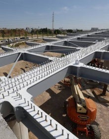 Imagen secundaria 2 - Detalles del puente en construcción en la V-30 a su paso por la nueva zona de Malilla. 