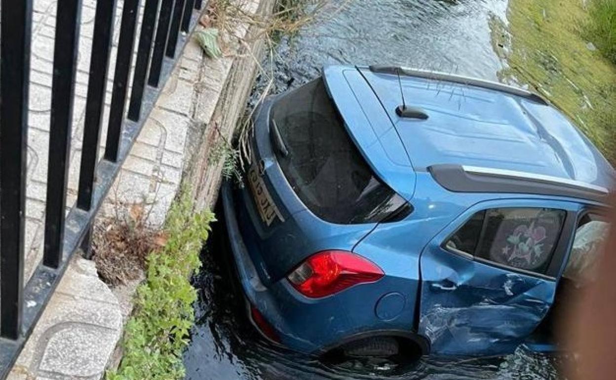 Estado en el que quedó el coche tras caer al río.