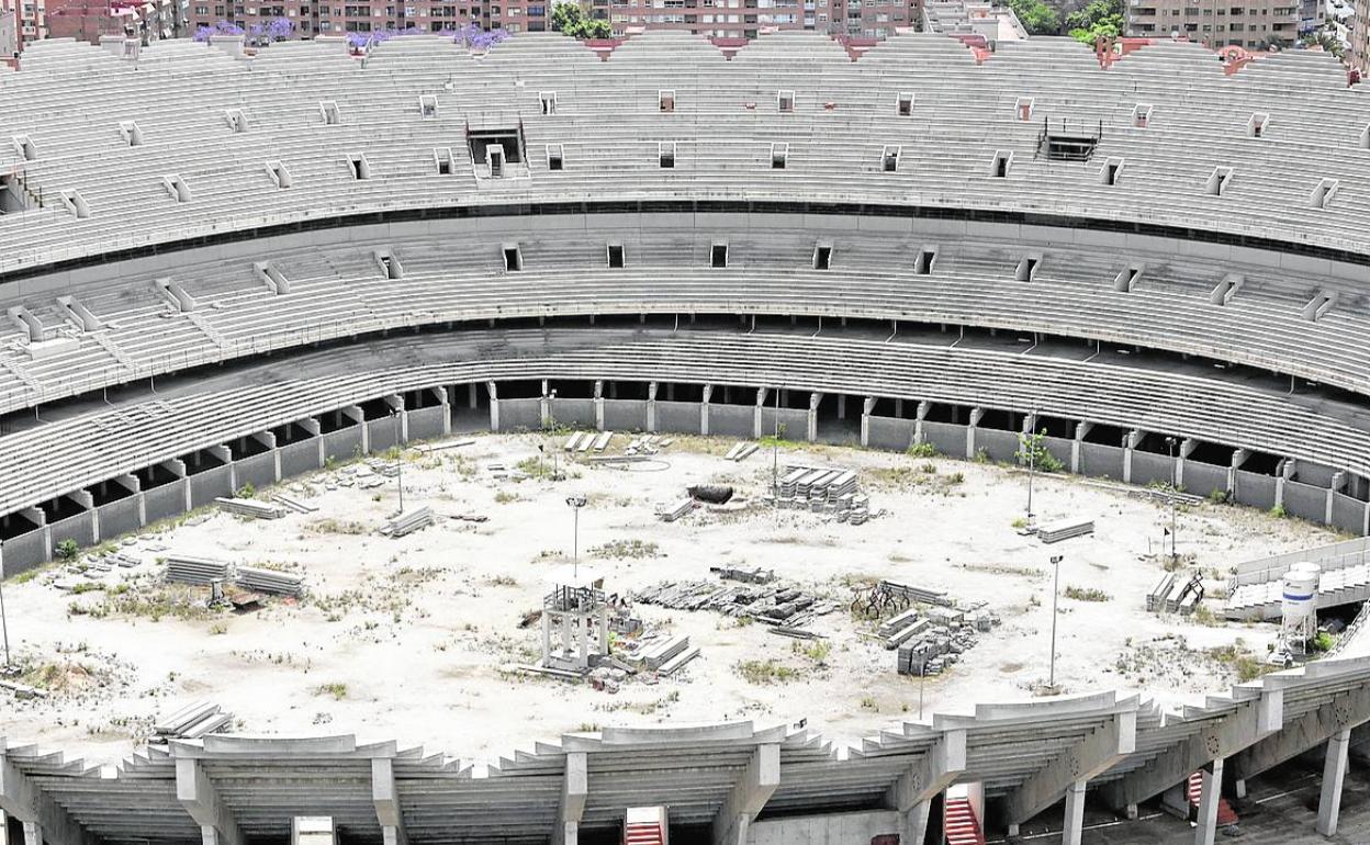 Actual aspecto de las obras del nuevo estadio, paradas desde 2009.