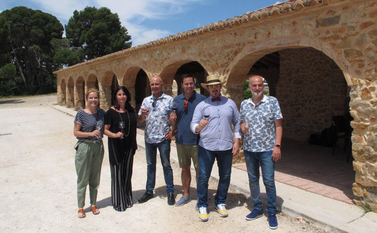 Los participantes en la presentación de la Mostra de Vins Singulars junto al riurau de Jesús Pobre. 