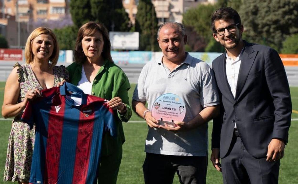 La alcaldesa, la presidenta del UD Quart de Poblet, el concejal de Deportes y el representante del Levante. 