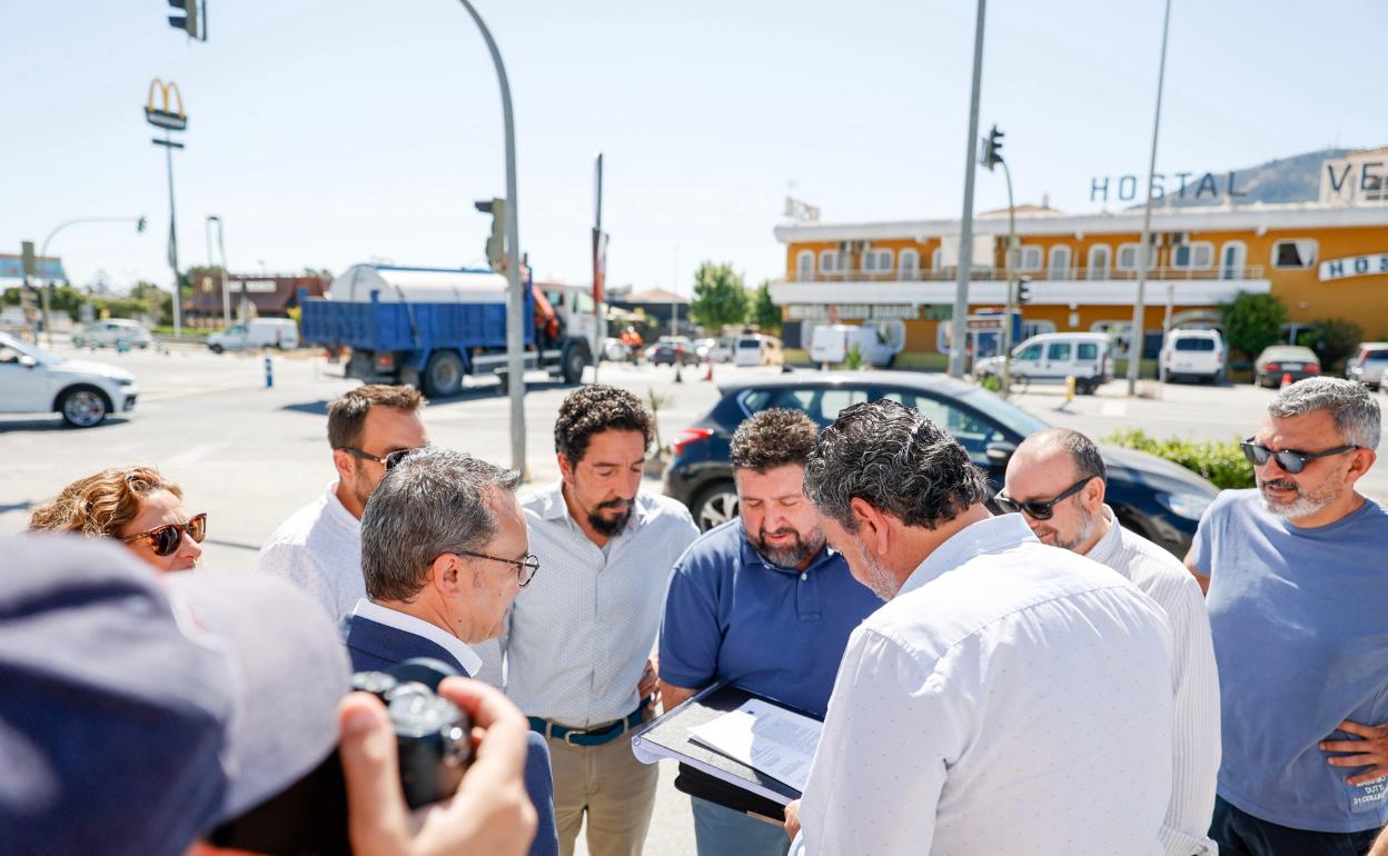 Vicente Arques (de espaldas) visitó este lunes el lugar donde se han iniciado las obras 