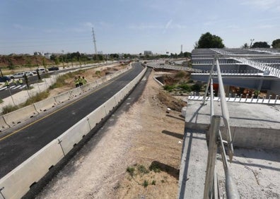 Imagen secundaria 1 - Detalles del puente en construcción en la V-30 a su paso por la nueva zona de Malilla. 