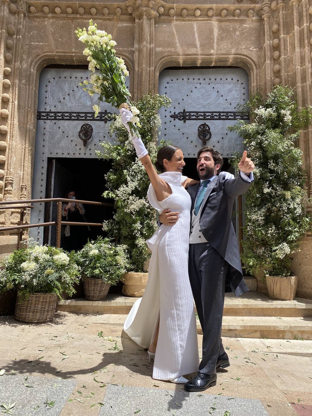 Ana y Nacho, al salir de la iglesia de Xàbia, recién casados.