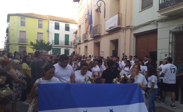 Los familiares encabezaron una comitiva hasta el lugar del accidente donde depositaron sendos ramos de flores. 