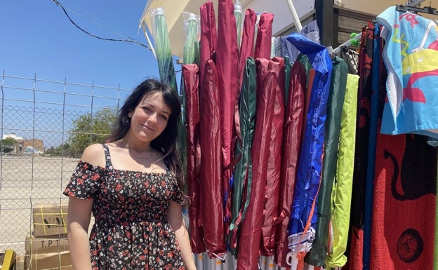 Mery Fernández, en el puesto de productos de playa instalado en la calle Marcos Sopena. 