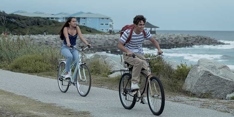 'El verano que me enamoré' | Plataforma: Prime Video. Estreno: 17 de junio. Sinopsis: Drama multigeneracional que gira en torno a un triángulo amoroso entre una chica y dos hermanos, los cambios en las relaciones entre madres e hijos y el poder duradero de una fuerte amistad femenina. Es una historia de madurez sobre el primer amor, el primer desamor y la magia de un verano perfecto. De la creadora Jenny Han, autora de la serie de novelas bestseller A todos los chicos de los que me enamoré. Reparto: Lola Tung, Jackie Chung, Rachel Blanchard y Christopher Briney, entre otros.