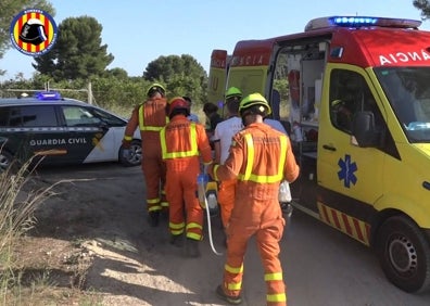 Imagen secundaria 1 - Varios momentos del rescate por los bomberos. 