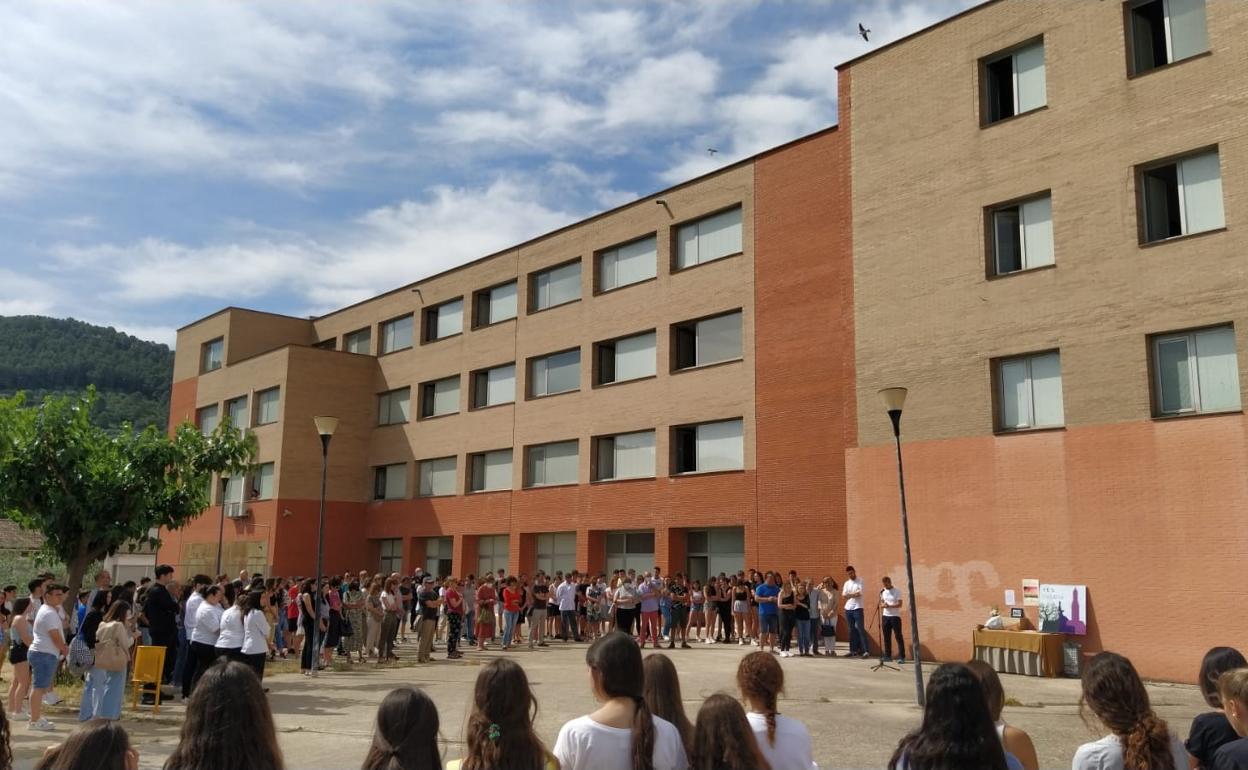 La comunidad educativa y familiares próximos rindieron homenajea a Vicente en el centro donde fue profesor. 