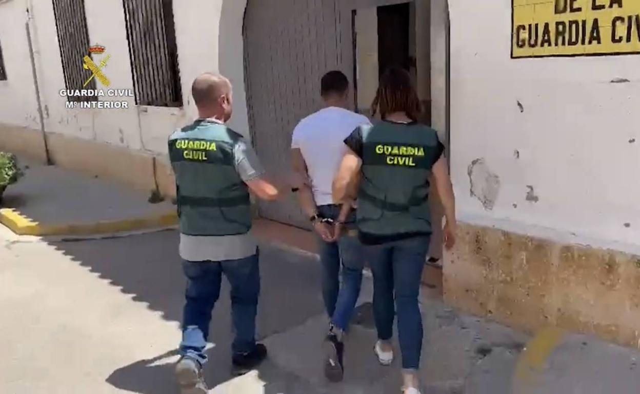 El detenido acompañado por dos agentes de la Guardia Civil. 