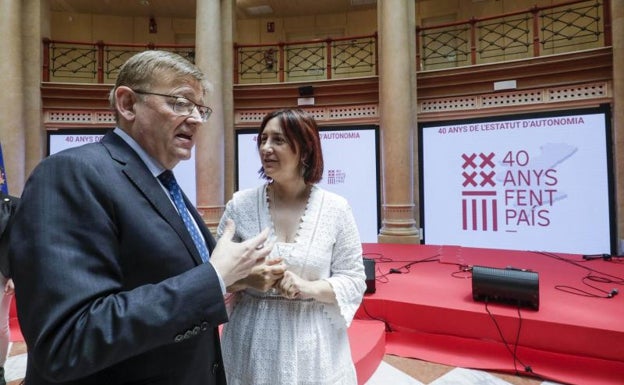 Ximo Puig y la consellera Rosa Pérez Garijo, durante el acto organizado ayer en la antigua sede de Correos. 