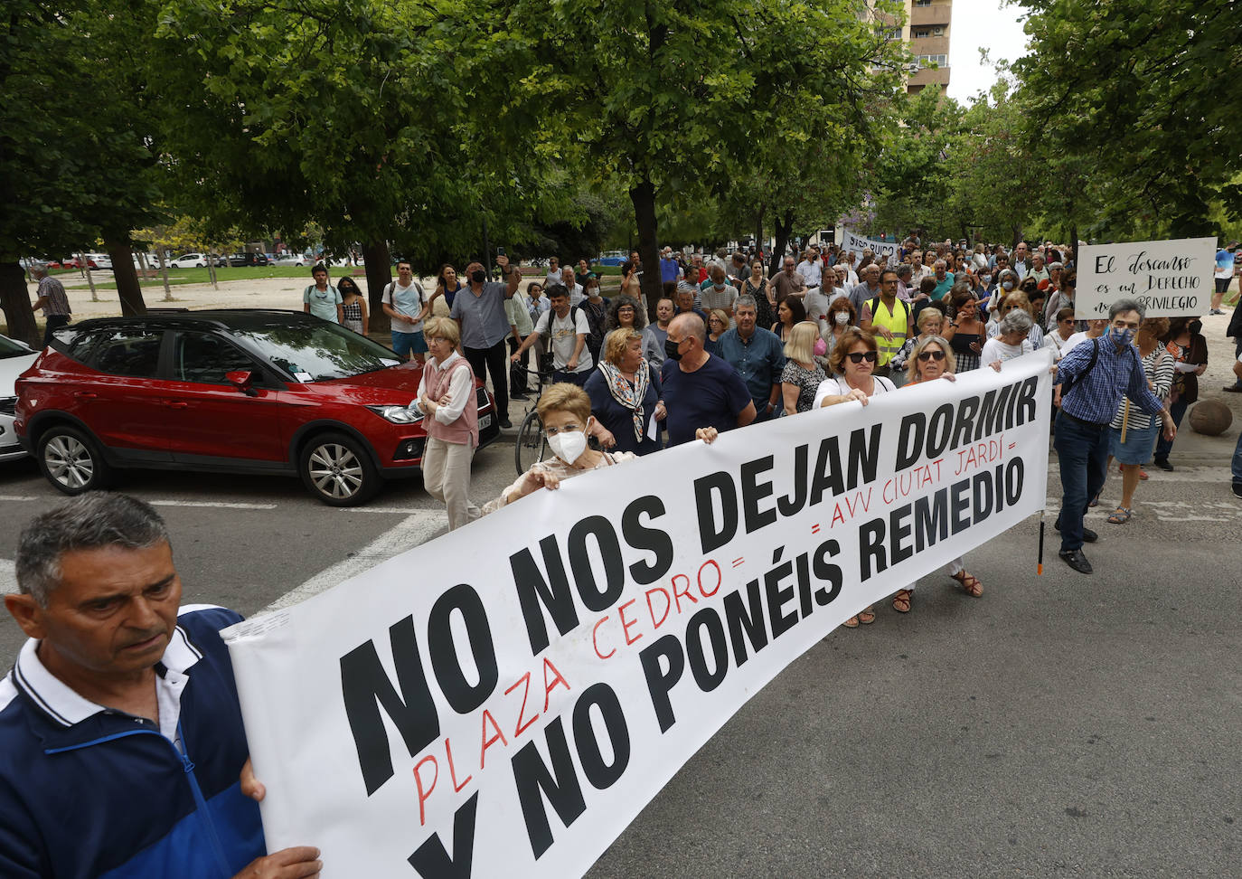 Fotos: La plaza de Honduras de Valencia no se rinde contra el botellón