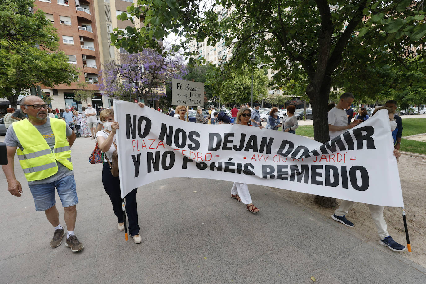 Fotos: La plaza de Honduras de Valencia no se rinde contra el botellón