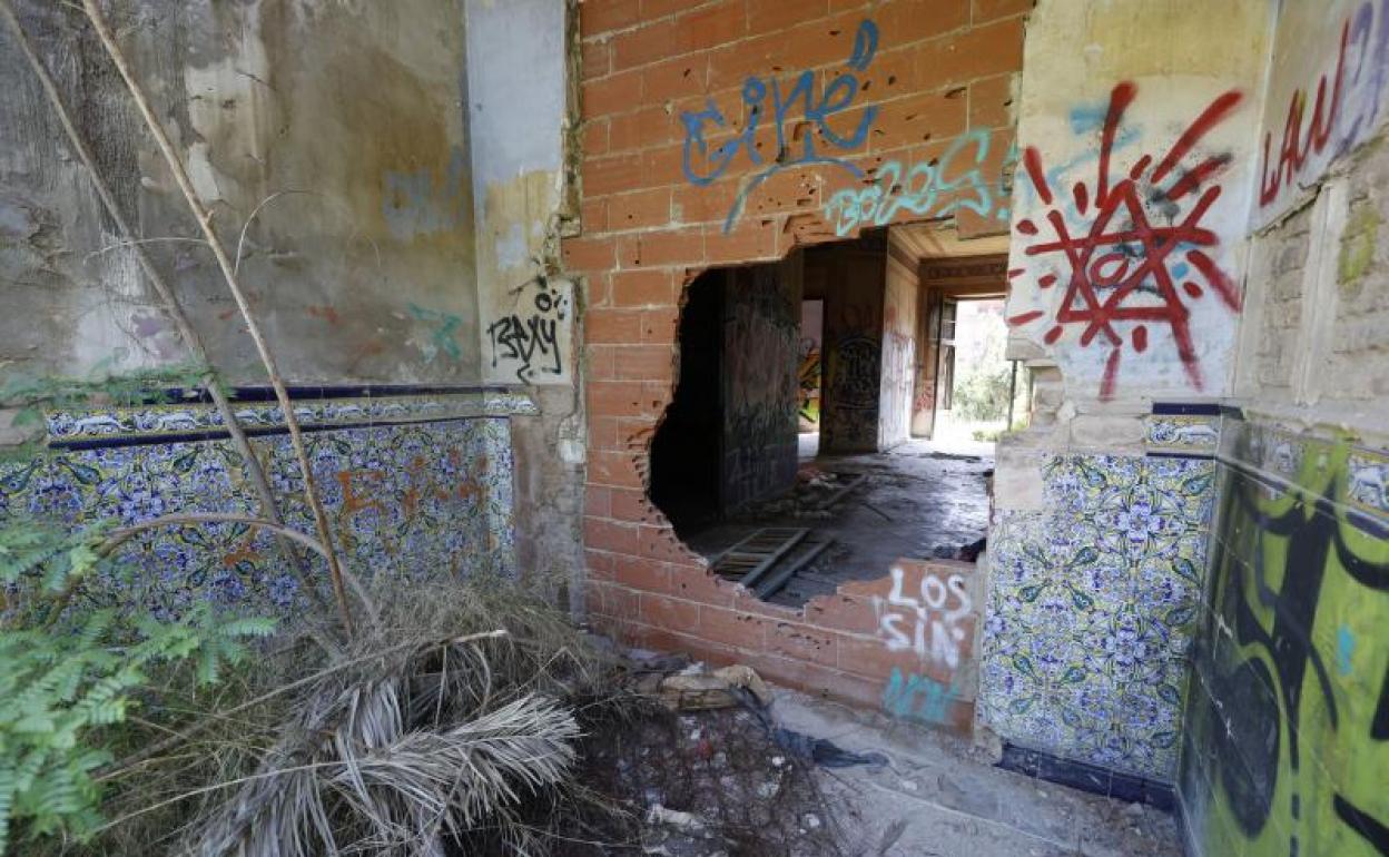 Entrada de la casa en ruinas donde la niña de 13 años fue violada, presuntamente, por seis jóvenes. 