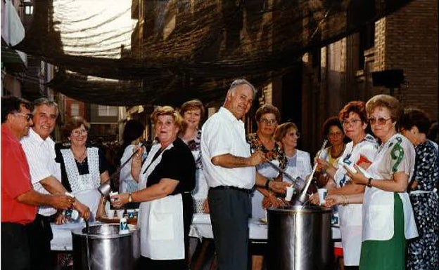 Imagen principal - Reparto de horchata por el Gremio de Horchateros en 1991. 