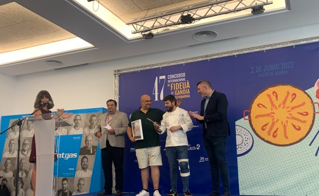 Imagen principal - El premio a la mejor fideuà viaja a Valencia