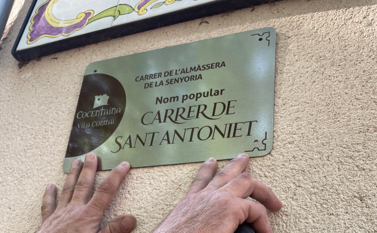 Se han colocado placas bajo aquellos rótulos que indican el nombre oficial de las calles. 