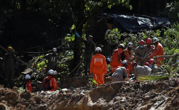 Imagen principal - Los servicios de emergencia tratan de buscar supervivientes.