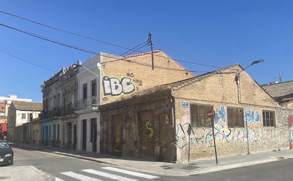 Viviendas pendientes de rehabilitación en la calle Mijares con Luis Despuig, en el Cabanyal. 