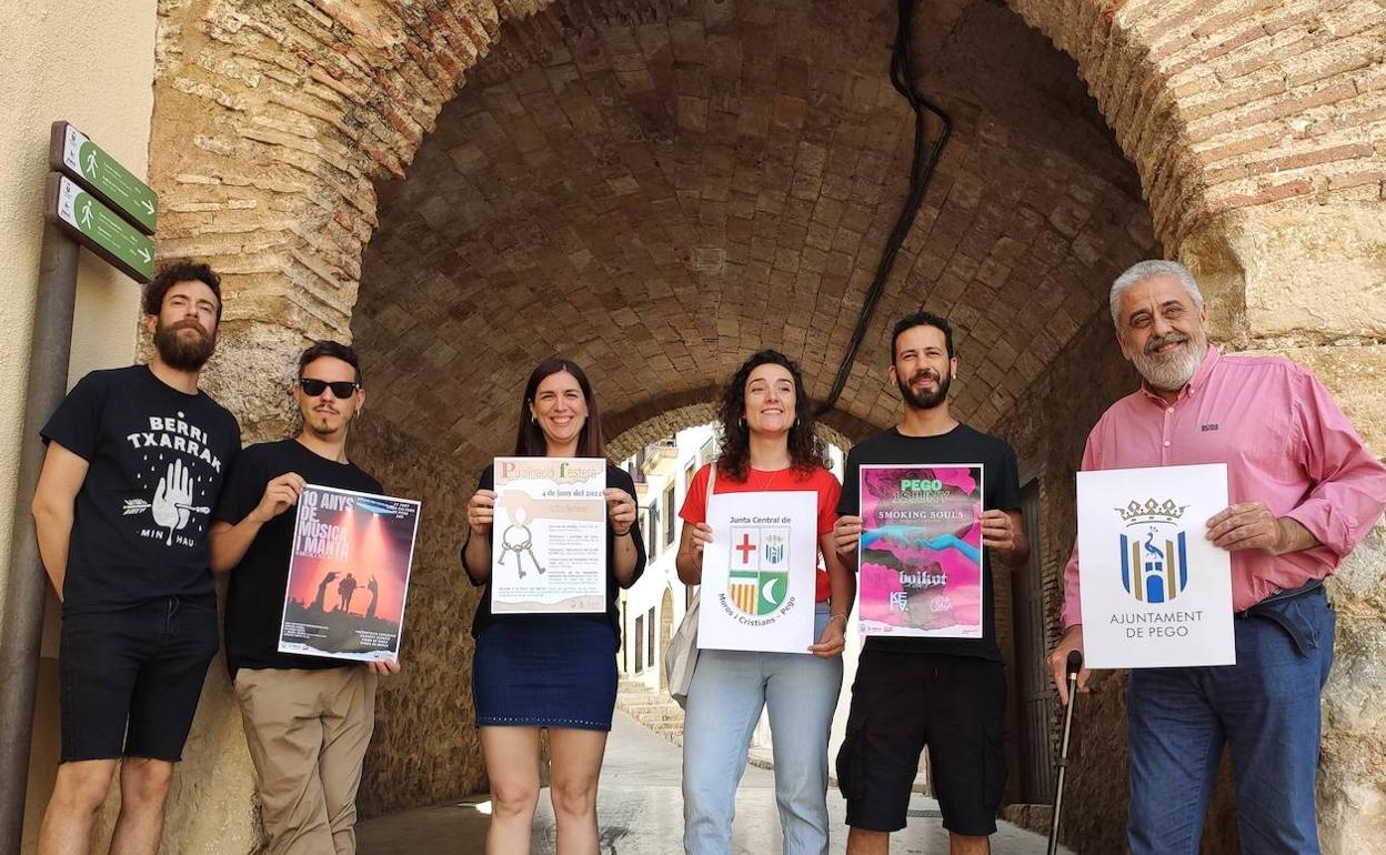 Los participantes en la presentación de las fiestas de Pego. 