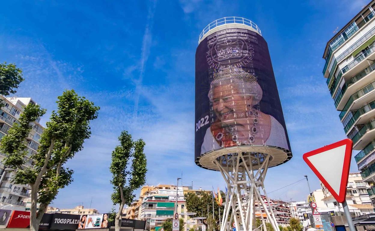 Imagen de la felicitación a Isabel II proyectada en el tecnohito de Benidorm