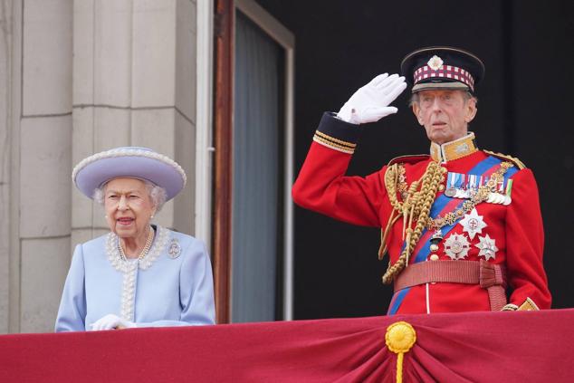 2 de junio | La reina y el duque de Kent presiden la parada militar.