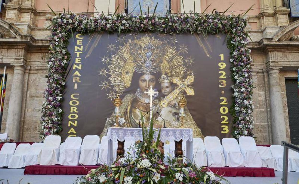 Lona oscura y rodeada de centros florales que se puso para la fiesta de la Virgen de los Desamparados tras dos años de pandemia. 