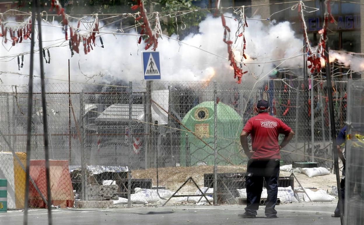 Imagen de archivo de una mascletà de Hogueras en Luceros. 