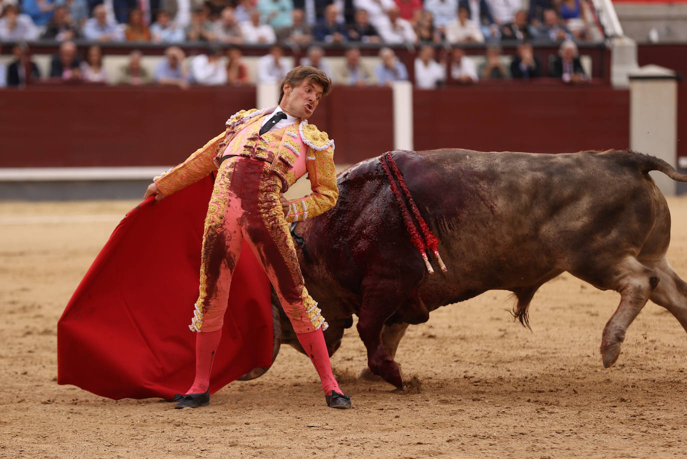 El diestro Juan Leal sufre un 'revolcón' de su segundo toro