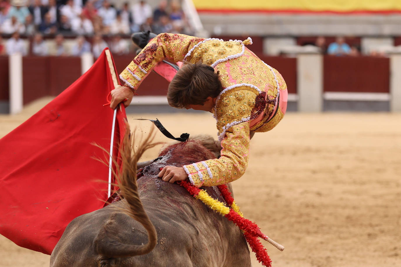 El diestro Juan Leal sufre un 'revolcón' de su segundo toro