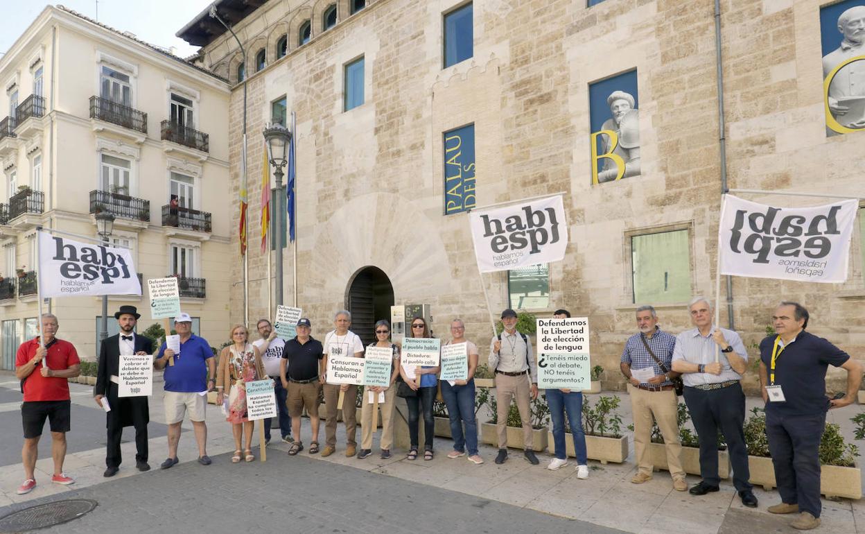 Protesta de Hablamos Español por la negativa de Les Corts a que puedan intervenir en el pleno. 